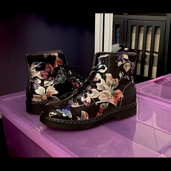 Very stylish boots with cool pattern. Really different. NWT - Picture 3 of 3